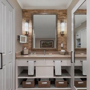 Classic Cottage Drive Queen Guestroom